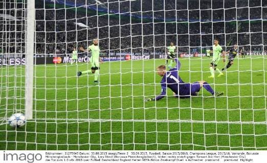 30.09.2015, Fussball, Saison 2015 2016, Champions League, 2015 16, Vorrunde, Borussia Mönchengladbach - Manchester City, Lars Stindl (Borussia Moenchengladbach), hinten rechts erzielt gegen Torwart Joe Hart (Manchester City) das Tor zum 1:0