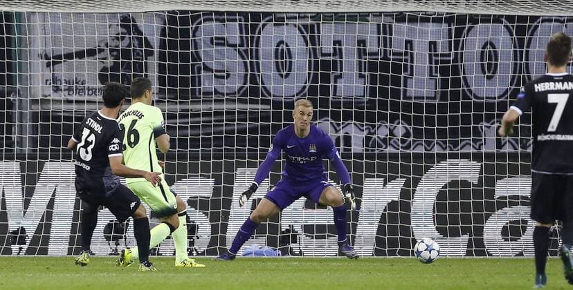Lars Stindl (Bor. Mönchengladbach) (L) kicks the 1:0 goal against Goalkeeper Joe Hart (Manchester City) during the Championsleague between Borussia Moenchengladbach and Manchester City, Borussiapark in Moenchengladbach on September 30., 2015. Borussia Mönchengladbach vs. Manchester City in der Champions League der Saison 2015 2016 am 30. September 2015.