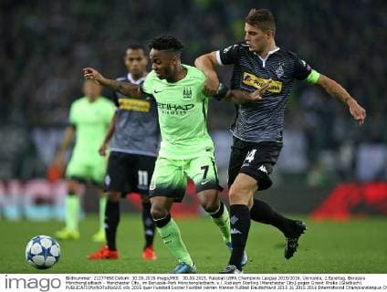 30.09.2015, Fussball UEFA Champions League 2015 2016, Vorrunde, 2.Spieltag, Borussia Mönchengladbach - Manchester City, im Borussia-Park Mönchengladbach. v.l. Raheem Sterling (Manchester City) gegen Granit Xhaka (Gladbach) 