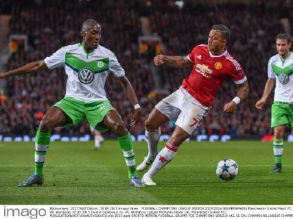 FUSSBALL CHAMPIONS LEAGUE SAISON 2015 2016 GRUPPENPHASE Manchester United ManU FC - VfL Wolfsburg 30.09.2015 Josuha Guilavogui (li, VfL Wolfsburg) gegen Memphis Depay (re, Manchester United FC) 