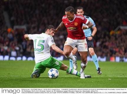 FUSSBALL CHAMPIONS LEAGUE SAISON 2015 2016 GRUPPENPHASE Manchester United ManU FC - VfL Wolfsburg 30.09.2015 Christian Traesch (li, VfL Wolfsburg) gegen Memphis Depay (re, Manchester United FC) 