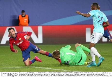 MOSCOW REGION, RUSSIA. SEPTEMBER 30, 2015. CSKA s Ahmed Musa and PSV Eindhoven s goalkeeper Jeroen Zoet, Joshua Brenet (L-R) fight for the ball in their 2015 16 Season UEFA Champions League Group B Round 2 football match at the Arena Khimki Stadium. Sergei Bobylev TASS  TS00ECB2