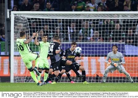 Fußball Champions League Gruppenphase 2. Spieltag Borussia Mönchengladbach - Manchester City am 30.09.2015 im Borussia-Park in Mönchengladbach Andreas Christensen ( Mönchengladbach ), mitte fälscht den Ball zum 1:1 ab xTTx