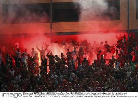 30.09.2015. Madrid, Spain. Clashes from hooligans from Benfica, lighting and throwing flares. during the soccer match UCL Champions League between Atletico de Madrid and Benfica at the Vicente Calderon stadium in Madrid, Spain, September 30, 2015. xEnriquexdexlaxFuentex  ActionPlus11666635