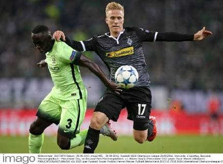 30.09.2015, Fussball UEFA Champions League 2015 2016, Vorrunde, 2.Spieltag, Borussia Mönchengladbach - Manchester City, im Borussia-Park Mönchengladbach. v.l. Bacary Sagna (Manchester City) gegen Oscar Wendt (Gladbach) 