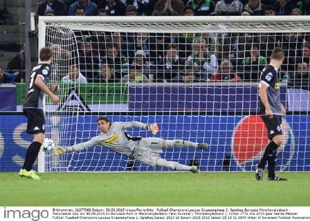 Fußball Champions League Gruppenphase 2. Spieltag Borussia Mönchengladbach - Manchester City am 30.09.2015 im Borussia-Park in Mönchengladbach Yann Sommer ( Mönchengladbach ), hinten xTTx