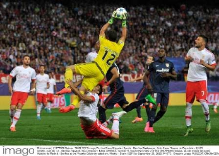 Benfica Goalkeeper, Julio Cesar Soares de Espindola - JULIO CESAR, number 12 . Benfica Forward, Raul Jimenez - RAUL JIMENEZ, number 9. Round Matchday 2 of the CHAMPIONS league, soccer match between Atletico de Madrid - Benfica at the Vicente Calderon estadium, Madrid - Spain (ESP) by September 30, 2015. PHOTO: Gregorio Lopez. 