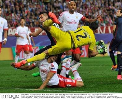 Benfica Goalkeeper, Julio Cesar Soares de Espindola - JULIO CESAR, number 12 . Benfica Forward, Raul Jimenez - RAUL JIMENEZ, number 9. Round Matchday 2 of the CHAMPIONS league, soccer match between Atletico de Madrid - Benfica at the Vicente Calderon estadium, Madrid - Spain (ESP) by September 30, 2015. PHOTO: Gregorio Lopez. 