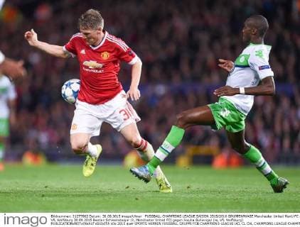 FUSSBALL CHAMPIONS LEAGUE SAISON 2015 2016 GRUPPENPHASE Manchester United ManU FC - VfL Wolfsburg 30.09.2015 Bastian Schweinsteiger (li, Manchester United FC) gegen Josuha Guilavogui (re, VfL Wolfsburg) 