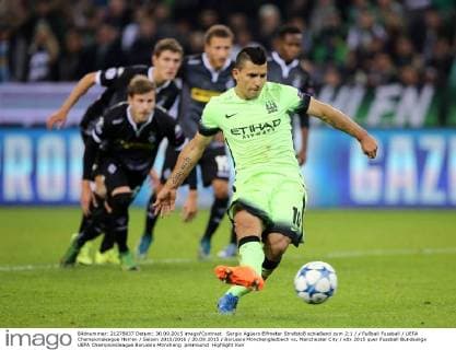 Sergio Agüero Elfmeter Strafstoß schießend zum 2:1 Fußball Fussball UEFA Championsleague Herren Saison 2015 2016 30.09.2015 Borussia Mönchengladbach vs. Manchester City
