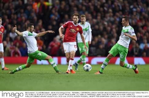 FUSSBALL CHAMPIONS LEAGUE SAISON 2015 2016 GRUPPENPHASE Manchester United ManU FC - VfL Wolfsburg 30.09.2015 Daniel Caligiuri (li) und Julian Draxler (re, beide VfL Wolfsburg) gegen Daley Blind (Mitte, Manchester United FC) 