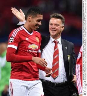 FUSSBALL CHAMPIONS LEAGUE SAISON 2015 2016 GRUPPENPHASE Manchester United ManU FC - VfL Wolfsburg 30.09.2015 Trainer Louis van Gaal (re) und Chris Smalling (li, Manchester United FC) sind nach dem Abpfiff froh gelaunt 
