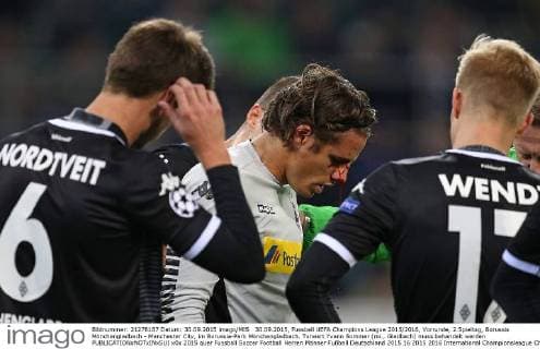 30.09.2015, Fussball UEFA Champions League 2015 2016, Vorrunde, 2.Spieltag, Borussia Mönchengladbach - Manchester City, im Borussia-Park Mönchengladbach. Torwart Yvann Sommer (mi., Gladbach) muss behandelt werden 