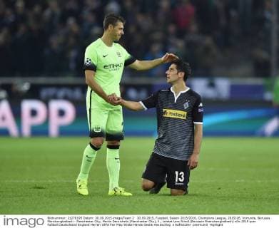 30.09.2015, Fussball, Saison 2015 2016, Champions League, 2015 16, Vorrunde, Borussia Mönchengladbach - Manchester City, Martin Demichelis (Manchester City), li., tröstet Lars Stindl (Borussia Moenchengladbach)