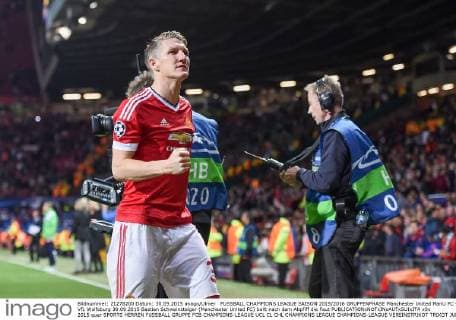 FUSSBALL CHAMPIONS LEAGUE SAISON 2015 2016 GRUPPENPHASE Manchester United ManU FC - VfL Wolfsburg 30.09.2015 Bastian Schweinsteiger (Manchester United FC) ballt nach dem Abpfiff die Faut 