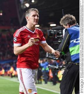 FUSSBALL CHAMPIONS LEAGUE SAISON 2015 2016 GRUPPENPHASE Manchester United ManU FC - VfL Wolfsburg 30.09.2015 Bastian Schweinsteiger (Manchester United FC) ballt nach dem Abpfiff die Faut 