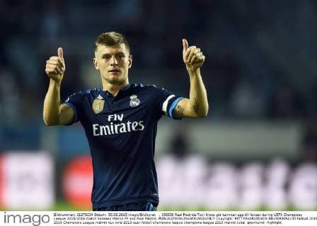 , 150930 Real Madrids Toni Kroos gör tummen upp till fansen during UEFA Champions League 2015 2016 match between Malmö FF and Real Madrid.  Copyright: PETTERxARVIDSON BB150930PA135
