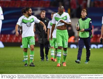 FUSSBALL CHAMPIONS LEAGUE SAISON 2015 2016 GRUPPENPHASE Manchester United ManU FC - VfL Wolfsburg 30.09.2015 Ricardo Rodriguez und Naldo (v.l., beide VfL Wolfsburg) sind nach dem Abpfiff enttaeuscht 