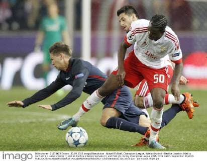 Aktuell Fußball, Champions League, Atletico Madrid - Benfica Lissabon Atletico de Madrid s Luciano Vietto (l) and SL Benfica s Nelson Semedo (r) and Pizzi (b) during Champions League 2015 2016 match. September 30,2015.  (20150930202)