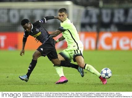 Foto : Ibrahima Traore ( Gladbach ) gegen Aleksandar Kolarov , rechts Fussball - Championsleague , 2. Spieltag , am 30.09.2015 am Mi. 30.09.2015 Bor. Mönchengladbach - Manchester City