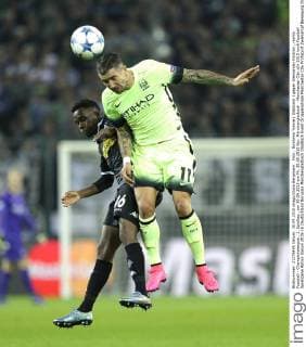 Foto : Ibrahima Traore ( Gladbach ) gegen Aleksandar Kolarov , rechts Fussball - Championsleague , 2. Spieltag , am 30.09.2015 am Mi. 30.09.2015 Bor. Mönchengladbach - Manchester City