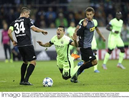 Foto : Granit Xhaka ( Gladbach ) und rechts Fabian Johnson foulen Sergio Aguero, es ghibt Elfmeter für Manchester Fussball - Championsleague , 2. Spieltag , am 30.09.2015 am Mi. 30.09.2015 Bor. Mönchengladbach - Manchester City