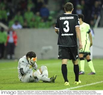 Foto : Torhüter Yann Sommer ( Gladbach ) verletzte sich kurz vor Schluss Fussball - Championsleague , 2. Spieltag , am 30.09.2015 am Mi. 30.09.2015 Bor. Mönchengladbach - Manchester City