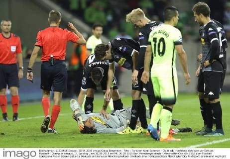 Foto : Torhüter Yann Sommer ( Gladbach ) verletzte sich kurz vor Schluss Fussball - Championsleague , 2. Spieltag , am 30.09.2015 am Mi. 30.09.2015 Bor. Mönchengladbach - Manchester City