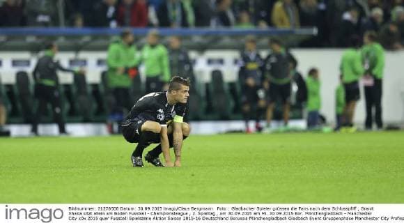 Foto : Gladbacher Spieler grüssen die Fans nach dem Schlusspfiff , Granit Xhaka sitzt allein am Boden Fussball - Championsleague , 2. Spieltag , am 30.09.2015 am Mi. 30.09.2015 Bor. Mönchengladbach - Manchester City