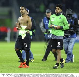 Foto : Gladbacher Spieler grüssen die Fans nach dem Schlusspfiff , Raffael und Mahmoud Dahoud , rechts Fussball - Championsleague , 2. Spieltag , am 30.09.2015 am Mi. 30.09.2015 Bor. Mönchengladbach - Manchester City
