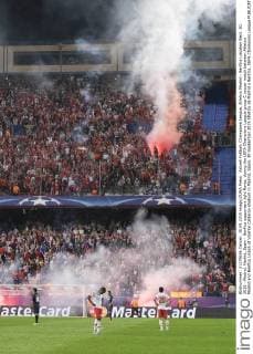 Aktuell Fußball, Champions League, Atletico Madrid - Benfica Lissabon Sept. 30, 2015 - Madrid, Madrid, Spain - Benfica supporters light flares, during the UEFA Champions League group C soccer match between Atletico Madrid and Benfica Lisbon at Vicente Calderon stadium in Madrid, Spain, 30 September 2015 Atletico de Madrid v Benfica, UEFA Champions League  - ZUMAn230