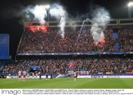 Aktuell Fußball, Champions League, Atletico Madrid - Benfica Lissabon Sept. 30, 2015 - Madrid, Madrid, Spain - Benfica supporters light flares, during the UEFA Champions League group C soccer match between Atletico Madrid and Benfica Lisbon at Vicente Calderon stadium in Madrid, Spain, 30 September 2015 Atletico de Madrid v Benfica, UEFA Champions League  - ZUMAn230