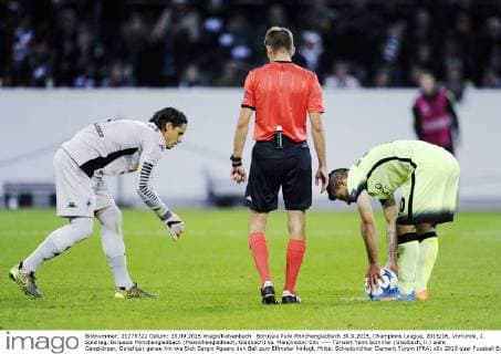 Borussia Park Mönchengladbach 30.9.2015, Champions League, 2015 16, Vorrunde, 2. Spieltag, Borussia Mönchengladbach (Moenchengladbach, Gladbach) vs. Manchester City ---- Torwart Yann Sommer (Gladbach, li.) sieht Ganzkörper, Ganzfigur genau hin wie Sich Sergio Aguero den Ball zum Elfmeter hinlegt. Mitte: Schiedsrichter Clement Turpin (FRA)