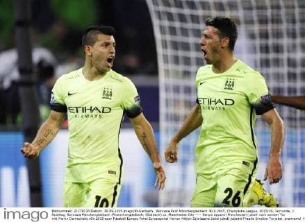 Borussia Park Mönchengladbach 30.9.2015, Champions League, 2015 16, Vorrunde, 2. Spieltag, Borussia Mönchengladbach (Moenchengladbach, Gladbach) vs. Manchester City ---- Sergio Aguero (Manchester) jubelt nach seinem Tor mit Martin Demechelis