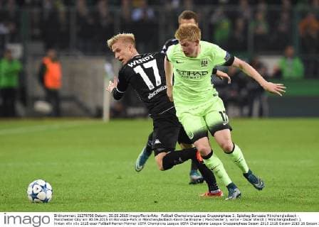 Fußball Champions League Gruppenphase 2. Spieltag Borussia Mönchengladbach - Manchester City am 30.09.2015 im Borussia-Park in Mönchengladbach Kevin De Bruyne ( Manchester ), vorne - Oscar Wendt ( Mönchengladbach ), hinten xRx