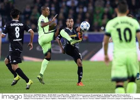 Fußball Champions League Gruppenphase 2. Spieltag Borussia Mönchengladbach - Manchester City am 30.09.2015 im Borussia-Park in Mönchengladbach v.l.n.r.: Mahmoud Dahoud ( Mönchengladbach ), Fernandinho ( Manchester ), Raffael ( Mönchengladbach ), Sergio Agüero ( Manchester ) xTTx