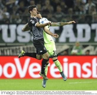Foto : Lars Stindl ( Gladbach ) gegen Nicolas Otamendi Fussball - Championsleague , 2. Spieltag , am 30.09.2015 am Mi. 30.09.2015 Bor. Mönchengladbach - Manchester City