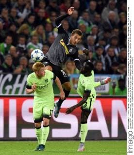 Championsleague: Borussia Mönchengladbach - Manchester City 30.09.2015. Fabian Johnson (MG) hoch in der Luft. Vorne: Kevin De Bruyne (li.) und Bacary Sagna (beide Man. City). HM