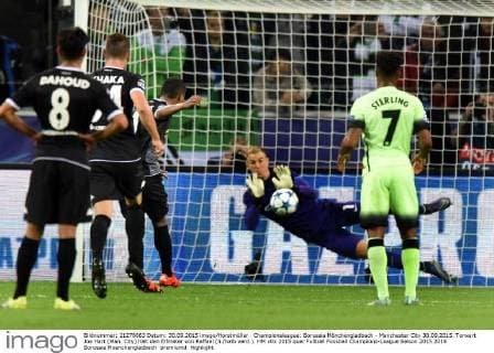 Championsleague: Borussia Mönchengladbach - Manchester City 30.09.2015. Torwart Joe Hart (Man. City) hält den Elfmeter von Raffael (li. halb verd.). HM