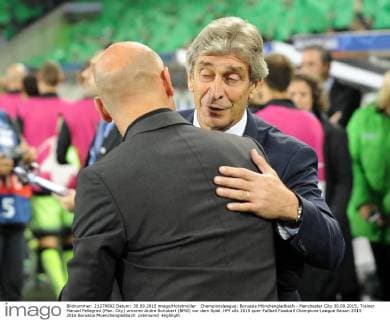 Championsleague: Borussia Mönchengladbach - Manchester City 30.09.2015. Trainer Manuel Pellegrini (Man. City) umarmt Andre Schubert (BMG) vor dem Spiel. HM