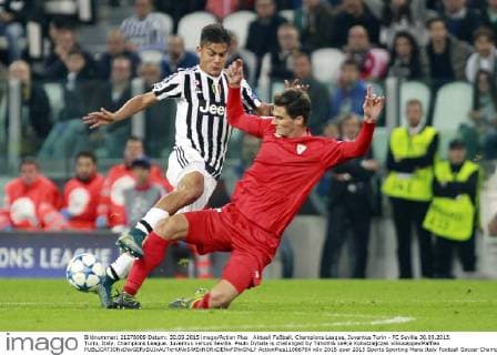 Aktuell FuÃŸball, Champions League, Juventus Turin - FC Sevilla 30.09.2015. Turin, Italy. Champions League. Juventus versus Sevilla. Paulo Dybala is challenged by Timoth& xe9;e Kolodziejczak xGiuseppexMaffiax  ActionPlus11666764