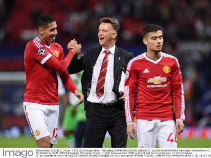 FUSSBALL CHAMPIONS LEAGUE SAISON 2015 2016 GRUPPENPHASE Manchester United ManU FC - VfL Wolfsburg 30.09.2015 Schlussjubel Manchester United; Trainer Louis van Gaal (Mitte) klatscht den Torschuetzen zum 2-1 Chris Smalling (li) ab, Andreas Pereira (re) 