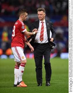 FUSSBALL CHAMPIONS LEAGUE SAISON 2015 2016 GRUPPENPHASE Manchester United ManU FC - VfL Wolfsburg 30.09.2015 Schlussjubel Manchester United; Trainer Louis van Gaal (re) klatscht Morgan Schneiderlin ab 