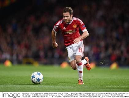 FUSSBALL CHAMPIONS LEAGUE SAISON 2015 2016 GRUPPENPHASE Manchester United ManU FC - VfL Wolfsburg 30.09.2015 Juan Mata (Manchester United FC) mit Ball 