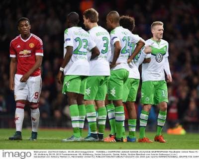 FUSSBALL CHAMPIONS LEAGUE SAISON 2015 2016 GRUPPENPHASE Manchester United ManU FC - VfL Wolfsburg 30.09.2015 Freistossmauer VfL Wolfsburg; Andre Schuerrle, Dante, Naldo, Nicklas Bendtner und Josuha Guilavogui (v.re.) beobachtet von Anthony Martial (li, Manchester United FC) 