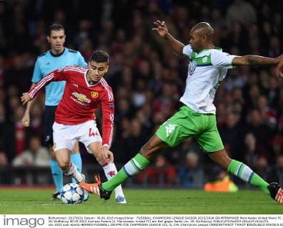 FUSSBALL CHAMPIONS LEAGUE SAISON 2015 2016 GRUPPENPHASE Manchester United ManU FC - VfL Wolfsburg 30.09.2015 Andreas Pereira (li, Manchester United FC) am Ball gegen Naldo (re, VfL Wolfsburg) 