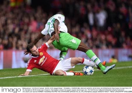 FUSSBALL CHAMPIONS LEAGUE SAISON 2015 2016 GRUPPENPHASE Manchester United ManU FC - VfL Wolfsburg 30.09.2015 Juan Mata (li, Manchester United FC) gegen Josuha Guilavogui (re, VfL Wolfsburg) 