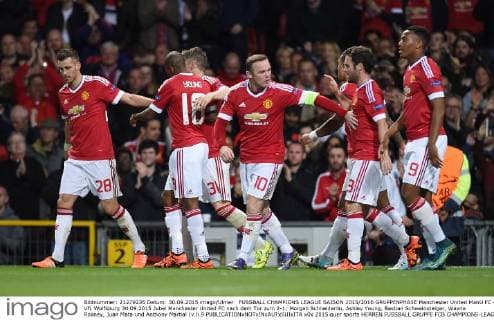 FUSSBALL CHAMPIONS LEAGUE SAISON 2015 2016 GRUPPENPHASE Manchester United ManU FC - VfL Wolfsburg 30.09.2015 Jubel Manchester United FC nach dem Tor zum 2-1; Morgan Schneiderlin, Ashley Young, Bastian Schweinsteiger, Wayne Rooney, Juan Mata und Anthony Martial (v.li.9 