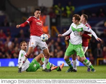 FUSSBALL CHAMPIONS LEAGUE SAISON 2015 2016 GRUPPENPHASE Manchester United ManU FC - VfL Wolfsburg 30.09.2015 Chris Smalling (2.v.li, Manchester United FC) gegen Maximilian Arnold (2.v.re, VfL Wolfsburg) beobachtet von Bas Dost (li, VfL Wolfsburg) und Wayne Rooney (re, Manchester United FC) 