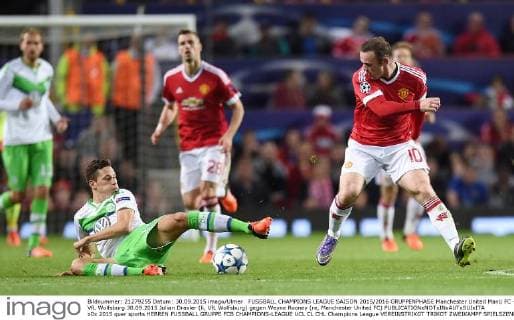 FUSSBALL CHAMPIONS LEAGUE SAISON 2015 2016 GRUPPENPHASE Manchester United ManU FC - VfL Wolfsburg 30.09.2015 Julian Draxler (li, VfL Wolfsburg) gegen Wayne Rooney (re, Manchester United FC) 